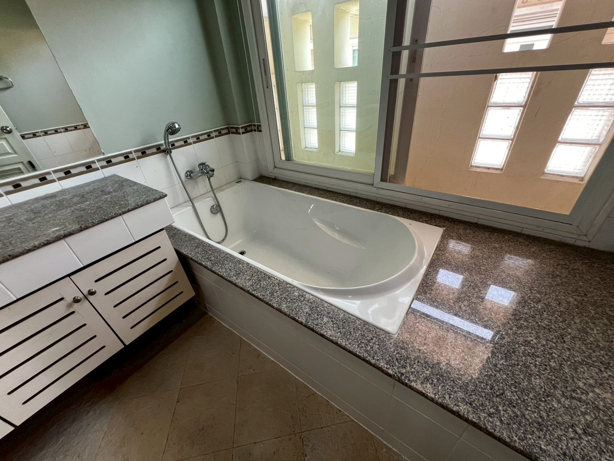 For RentHouseNonthaburi, Bang Yai, Bangbuathong : Newly renovated 4-bedroom house on Ratchaphruek Road. 166 sq.wah, located at the beginning of the project.