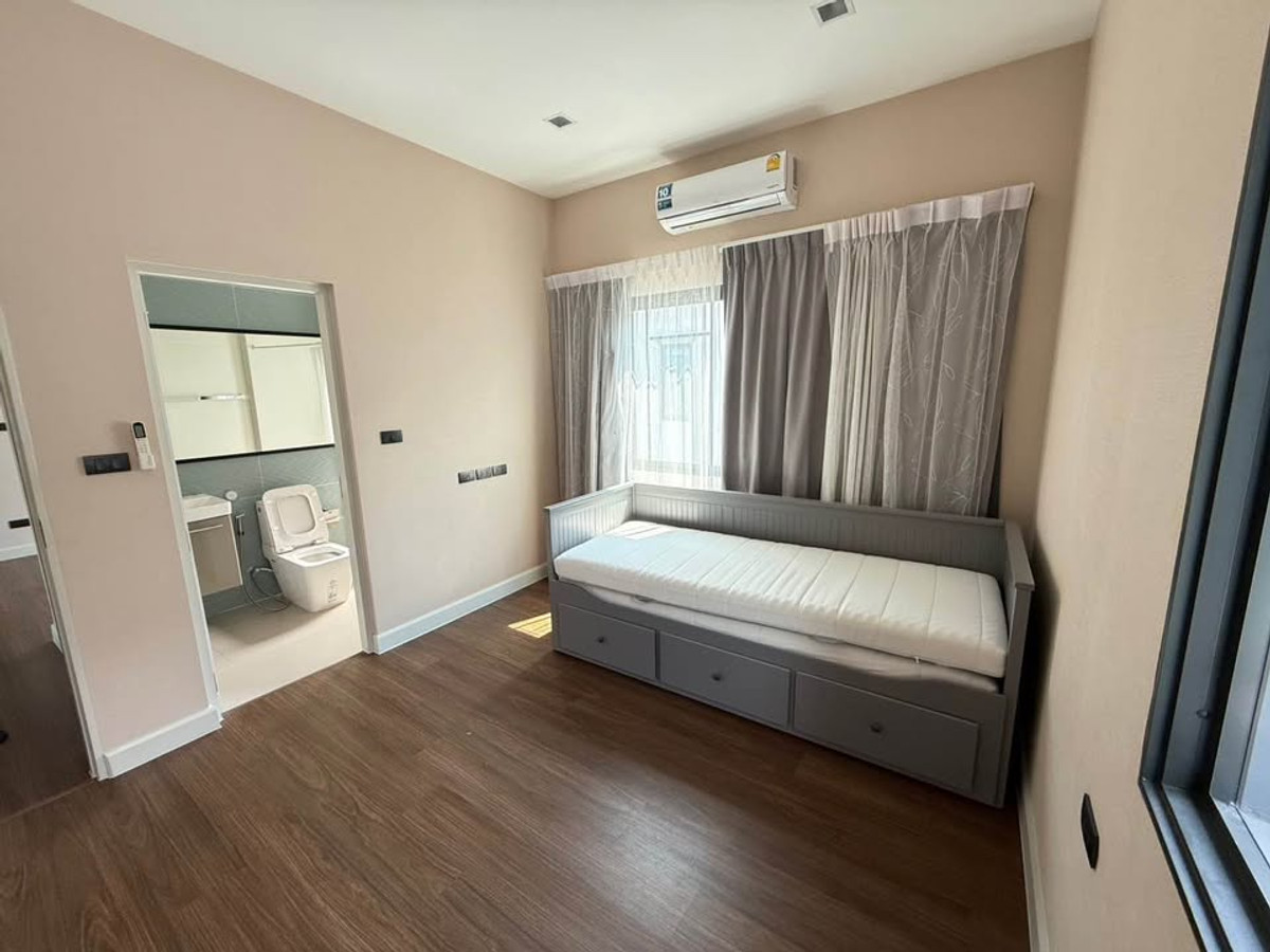 For RentHousePathum Thani,Rangsit, Thammasat : Luxury house in Bang Kadi area, near golf course, Avenue, and Bang Kadi Industrial Park.