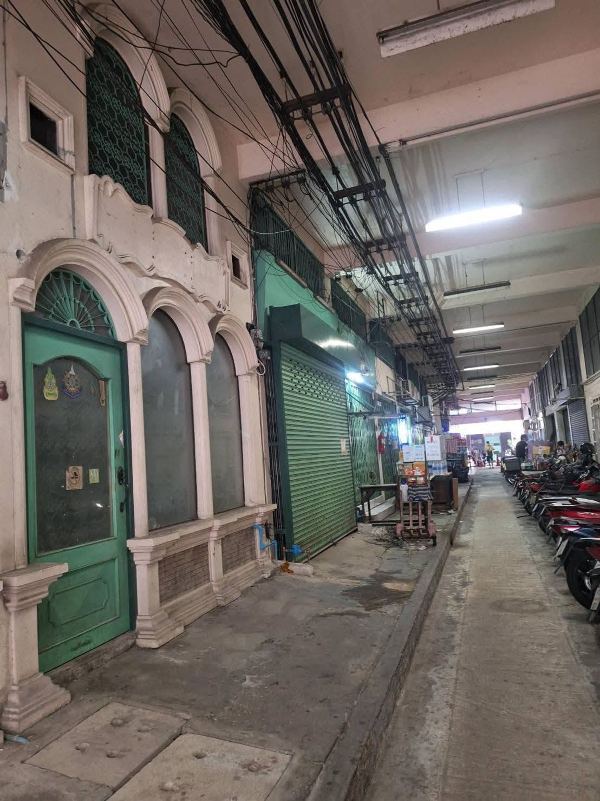 For RentShop HouseSathorn, Narathiwat : 2-storey commercial building, good location for rent in Charoen Krung-Wang Burapha area, near MRT Sam Yot, only 190 meters