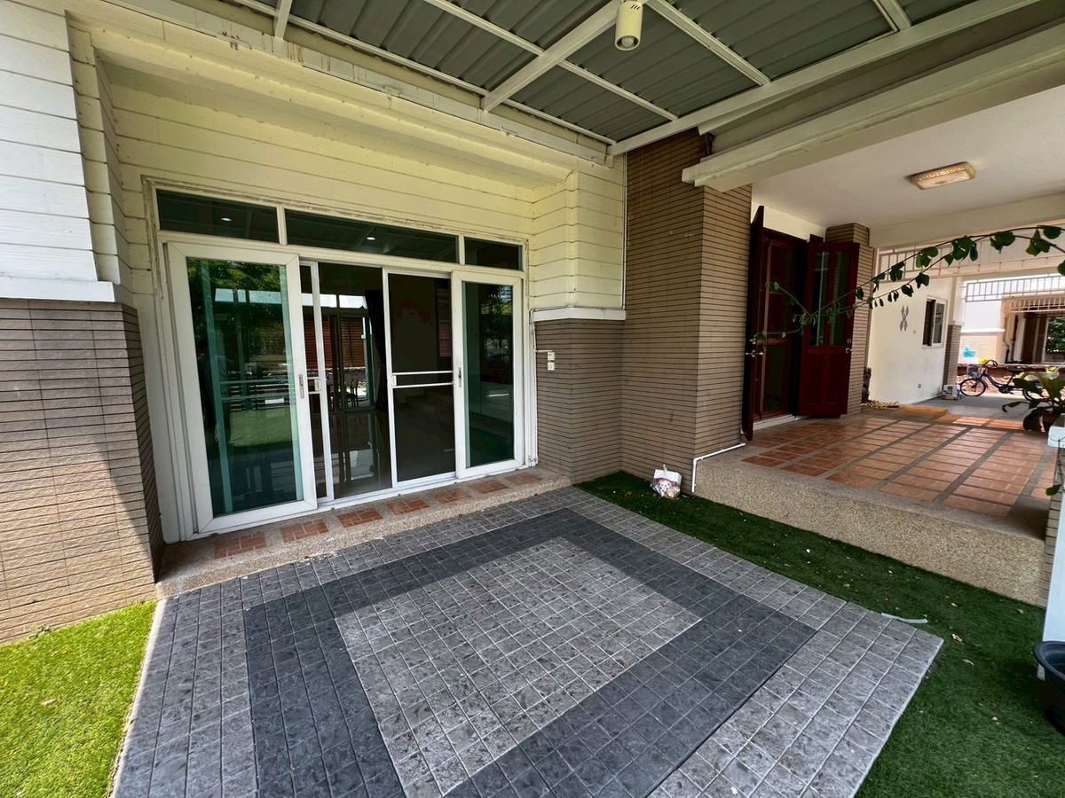 For RentHouseNonthaburi, Bang Yai, Bangbuathong : Newly renovated 4-bedroom house on Ratchaphruek Road. 166 sq.wah, located at the beginning of the project.
