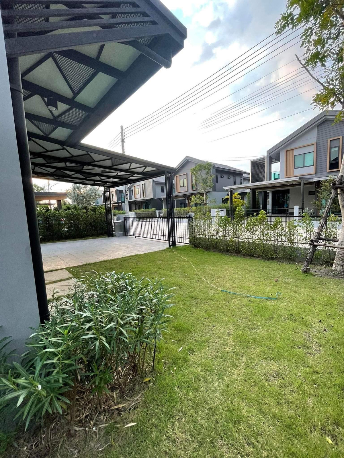 ให้เช่าบ้านปทุมธานี รังสิต ธรรมศาสตร์ : บ้านเดี่ยว เฟอร์นิเจอร์ครบ 3ห้องนอน 1ห้องกระจก ราชพฤษ-346 พร้อมอยู่