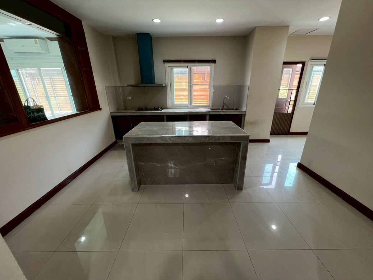 For RentHouseNonthaburi, Bang Yai, Bangbuathong : Newly renovated 4-bedroom house on Ratchaphruek Road. 166 sq.wah, located at the beginning of the project.
