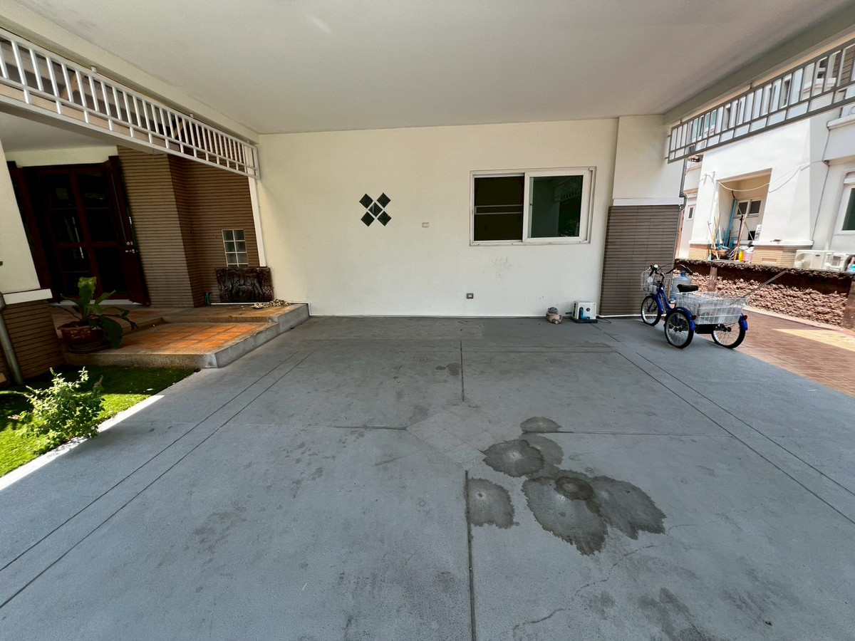 For RentHouseNonthaburi, Bang Yai, Bangbuathong : Newly renovated 4-bedroom house on Ratchaphruek Road. 166 sq.wah, located at the beginning of the project.