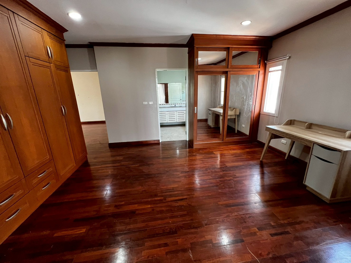 For RentHouseNonthaburi, Bang Yai, Bangbuathong : Newly renovated 4-bedroom house on Ratchaphruek Road. 166 sq.wah, located at the beginning of the project.