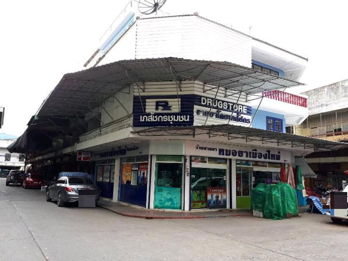 อาคารพาณิชย์เชียงใหม่ : ขาย ตึกแถว 3 ห้อง 3.5 ชั้น ใน ตลาดเมืองใหม่ ใกล้กับ เทศบาล
หน้าตึก สามารถจอดรถได้ หลายคัน