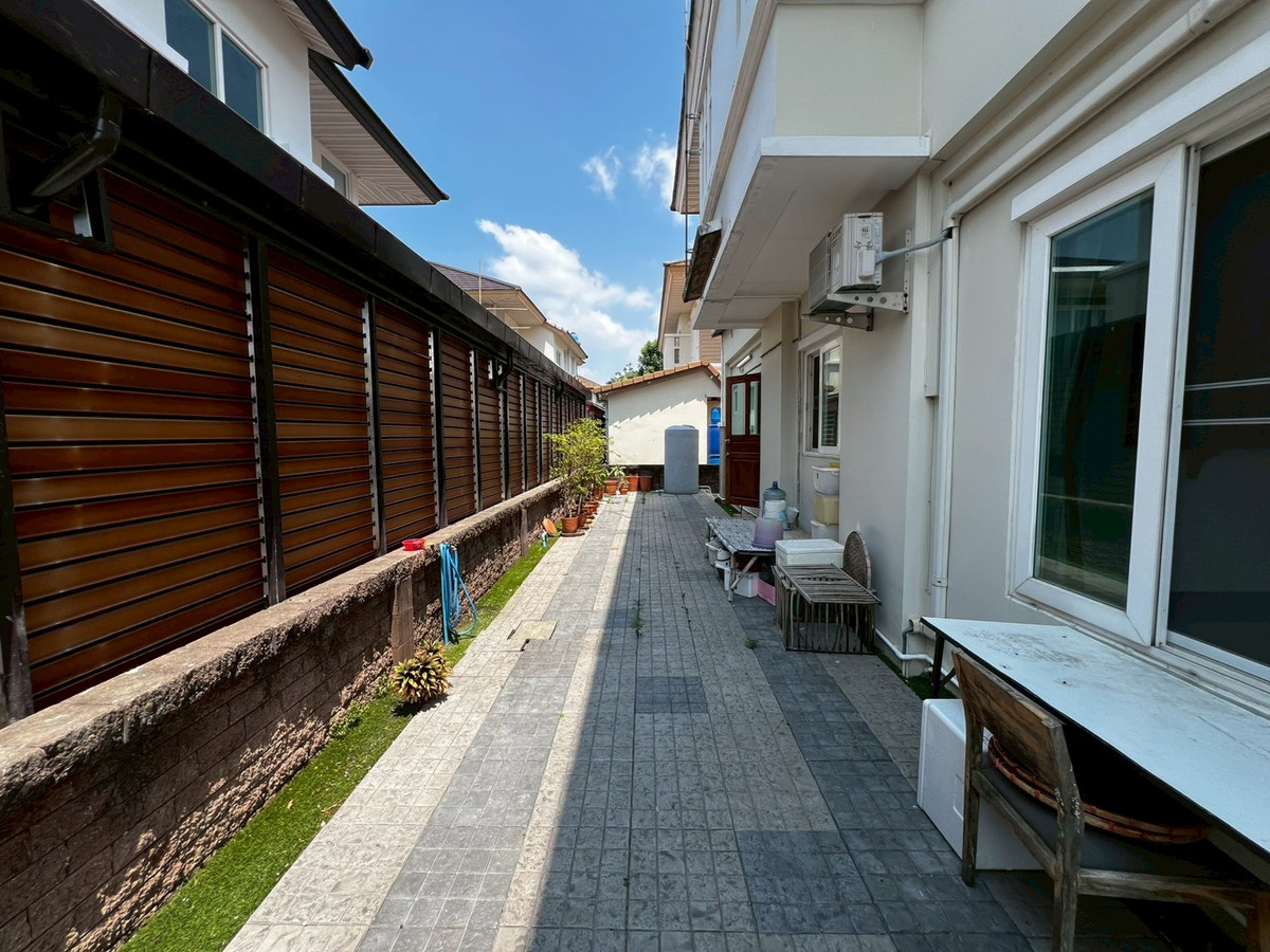 For RentHouseNonthaburi, Bang Yai, Bangbuathong : Newly renovated 4-bedroom house on Ratchaphruek Road. 166 sq.wah, located at the beginning of the project.