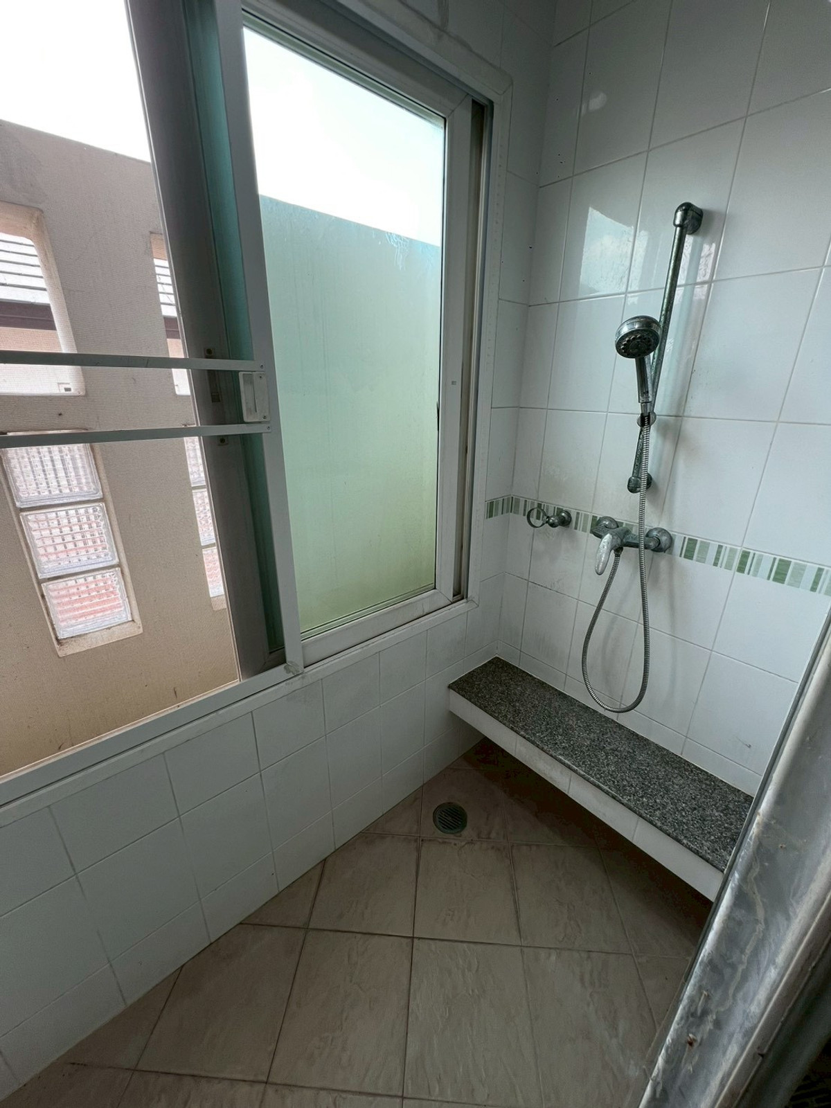 For RentHouseNonthaburi, Bang Yai, Bangbuathong : Newly renovated 4-bedroom house on Ratchaphruek Road. 166 sq.wah, located at the beginning of the project.