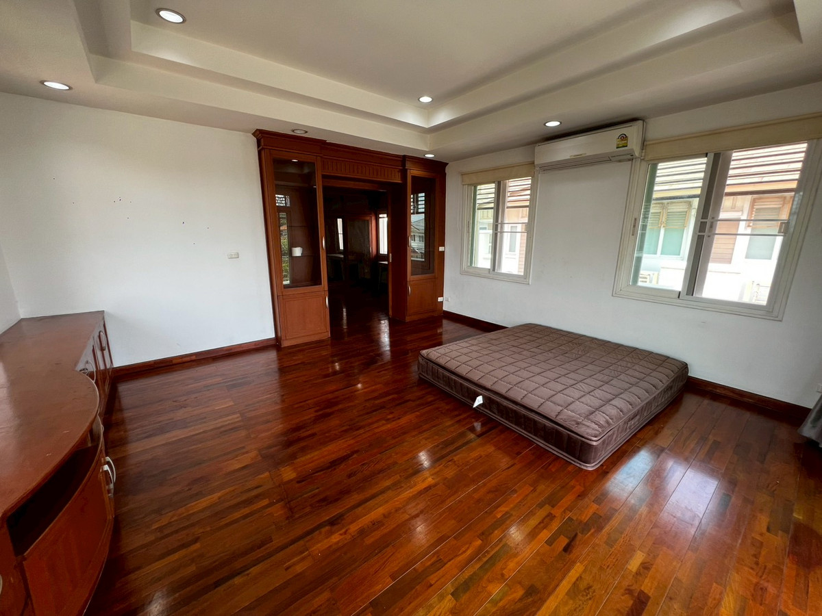 For RentHouseNonthaburi, Bang Yai, Bangbuathong : Newly renovated 4-bedroom house on Ratchaphruek Road. 166 sq.wah, located at the beginning of the project.