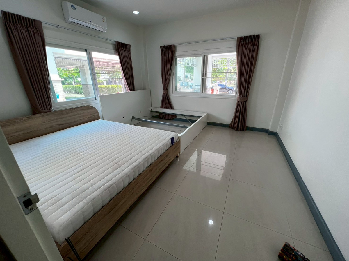 For RentHouseNonthaburi, Bang Yai, Bangbuathong : Newly renovated 4-bedroom house on Ratchaphruek Road. 166 sq.wah, located at the beginning of the project.