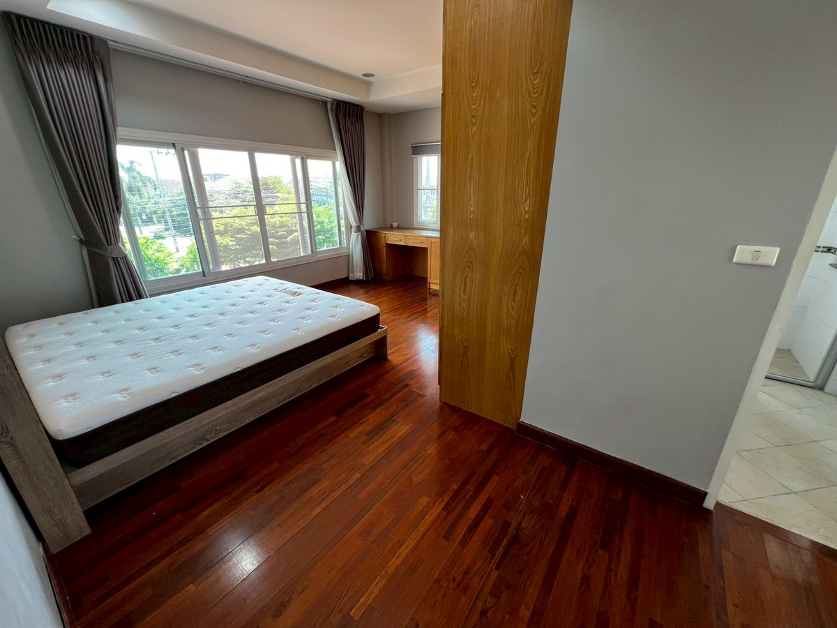 For RentHouseNonthaburi, Bang Yai, Bangbuathong : Newly renovated 4-bedroom house on Ratchaphruek Road. 166 sq.wah, located at the beginning of the project.