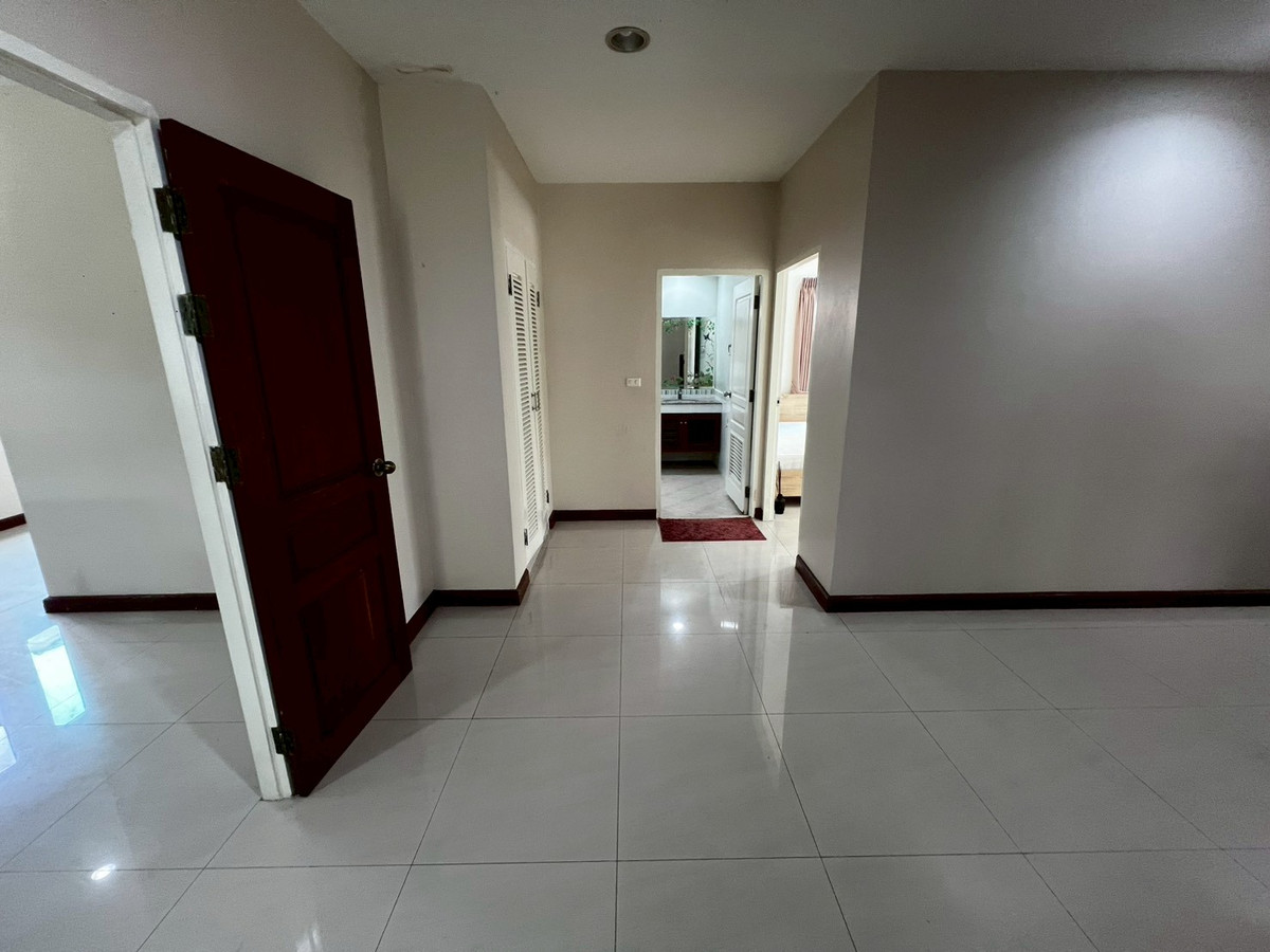 For RentHouseNonthaburi, Bang Yai, Bangbuathong : Newly renovated 4-bedroom house on Ratchaphruek Road. 166 sq.wah, located at the beginning of the project.