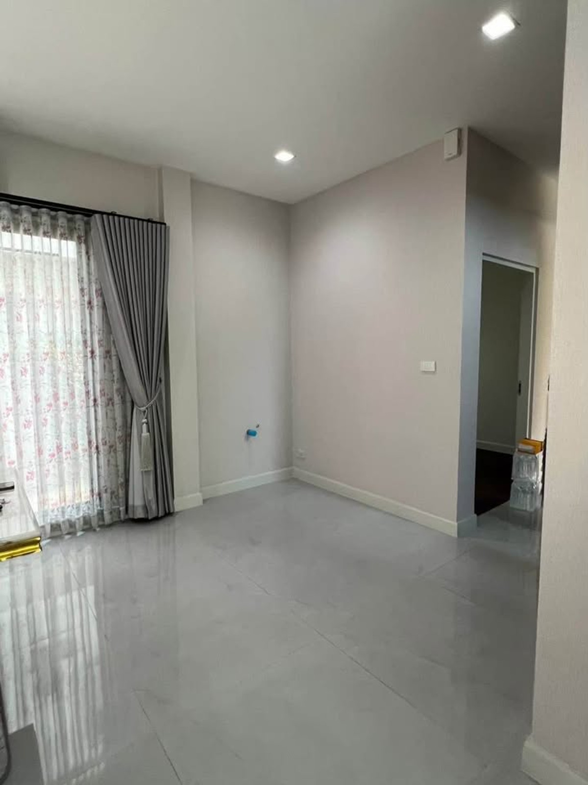 For RentHousePathum Thani,Rangsit, Thammasat : Luxury house in Bang Kadi area, near golf course, Avenue, and Bang Kadi Industrial Park.