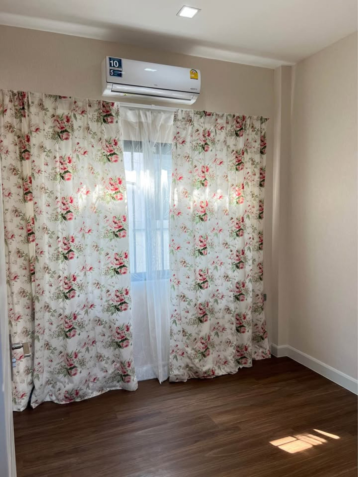 For RentHousePathum Thani,Rangsit, Thammasat : Luxury house in Bang Kadi area, near golf course, Avenue, and Bang Kadi Industrial Park.