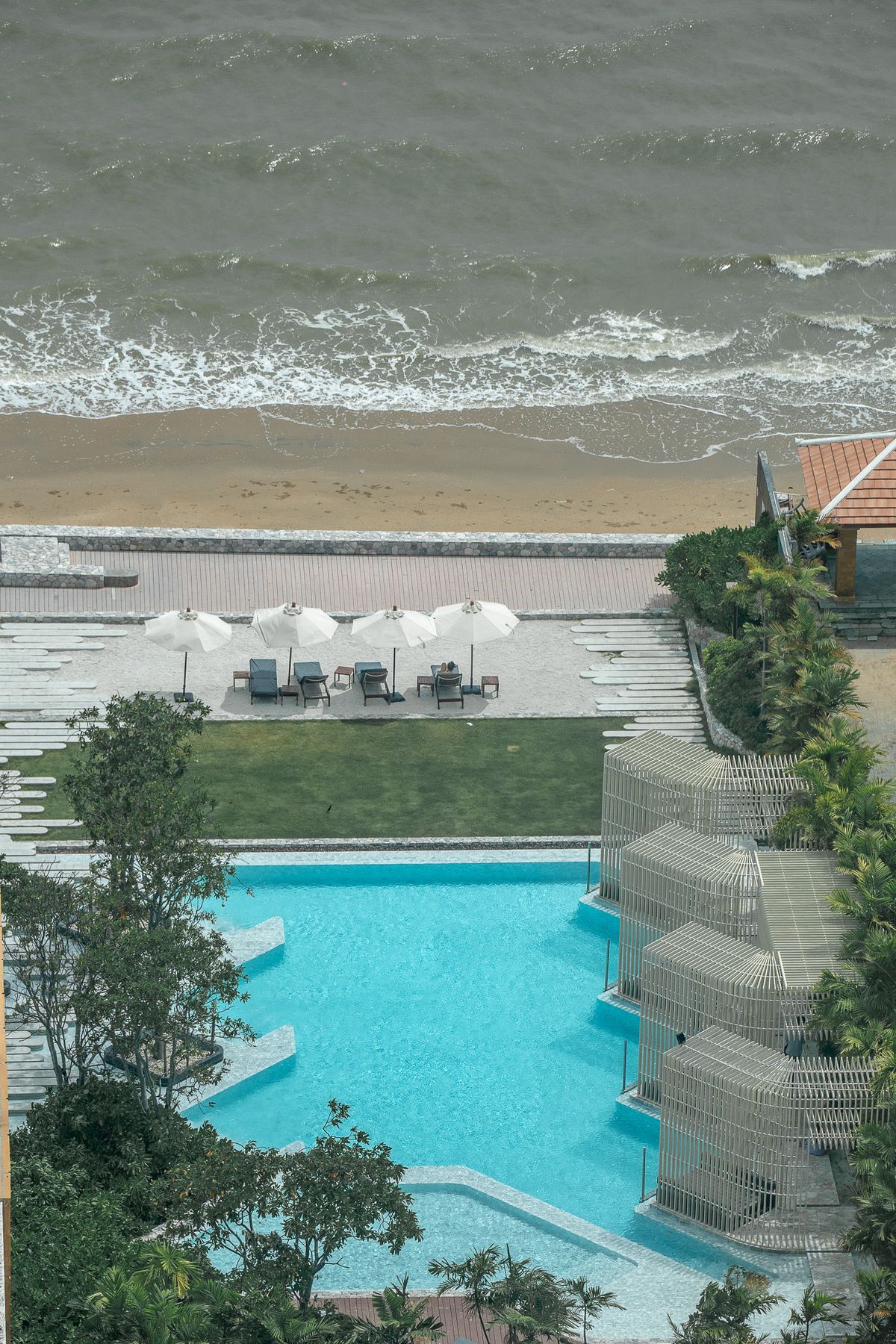 CondoPattaya, Bangsaen, Chonburi : Low sale, luxury condo capital, private beach, Wirada Hotel, 1 bedroom, corner room, sea view, middle floor with furniture