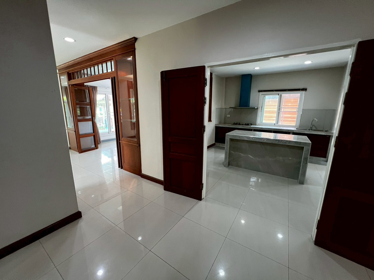 For RentHouseNonthaburi, Bang Yai, Bangbuathong : Newly renovated 4-bedroom house on Ratchaphruek Road. 166 sq.wah, located at the beginning of the project.