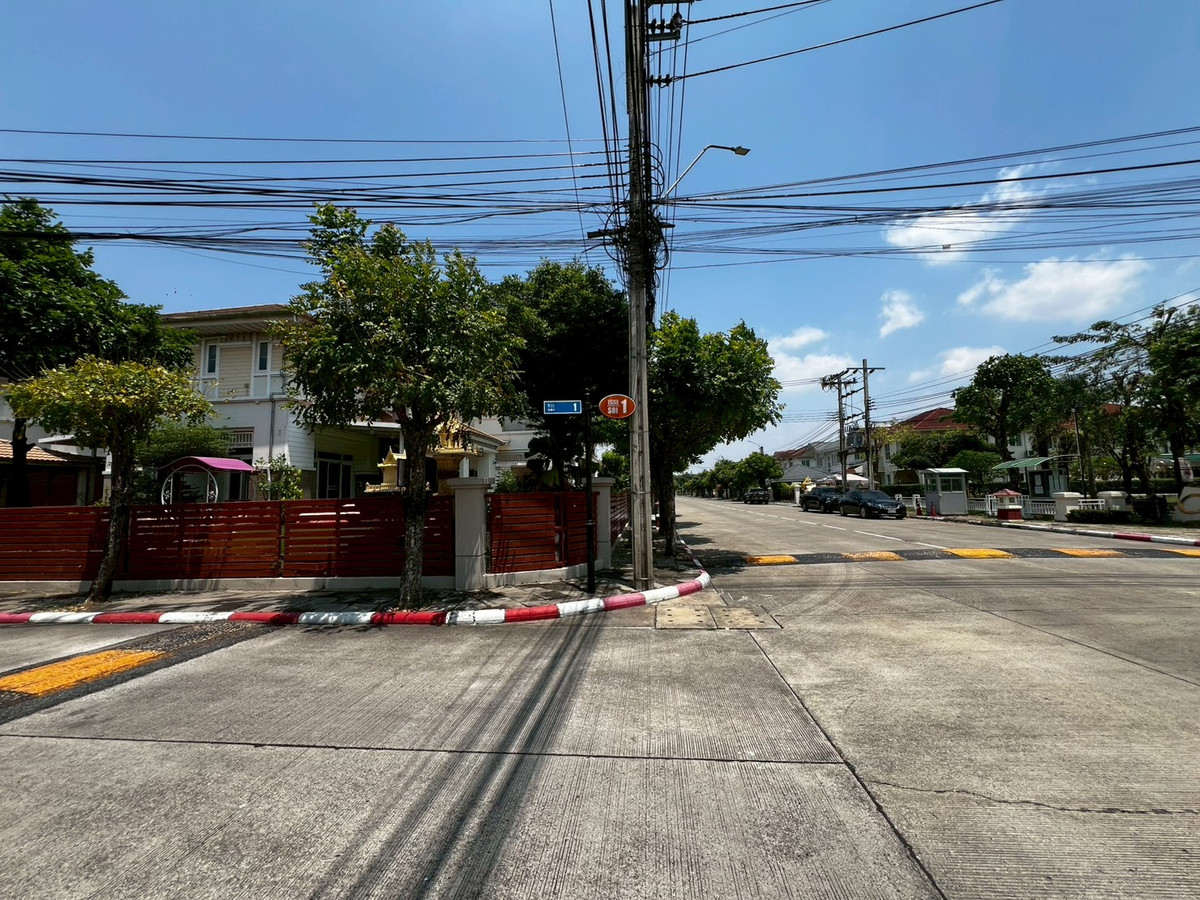 For RentHouseNonthaburi, Bang Yai, Bangbuathong : Newly renovated 4-bedroom house on Ratchaphruek Road. 166 sq.wah, located at the beginning of the project.