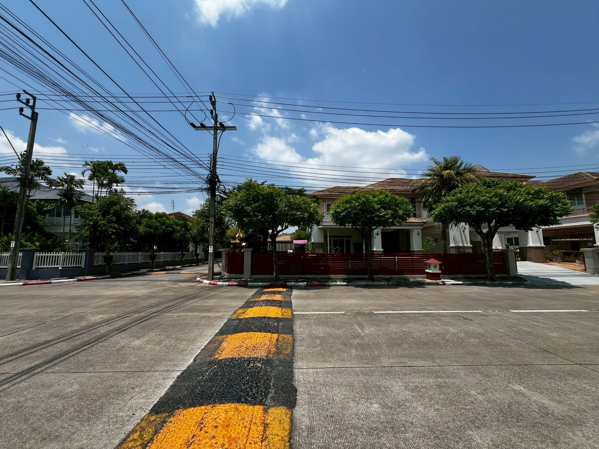 For RentHouseNonthaburi, Bang Yai, Bangbuathong : Newly renovated 4-bedroom house on Ratchaphruek Road. 166 sq.wah, located at the beginning of the project.