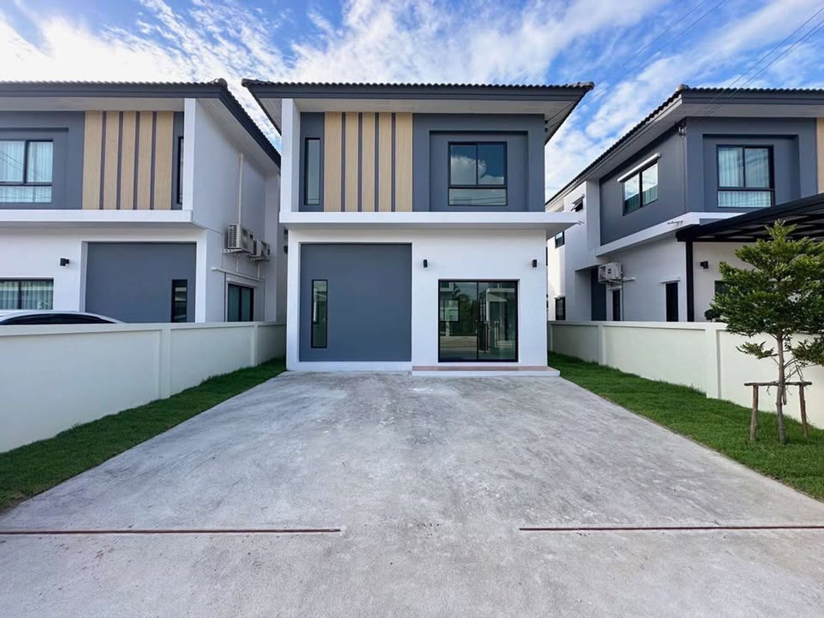 For RentHousePathum Thani,Rangsit, Thammasat : Newly purchased house with furniture. 3 bedrooms. 5mins drive to the motorway. Near Big C Place Lam Luk Ka.