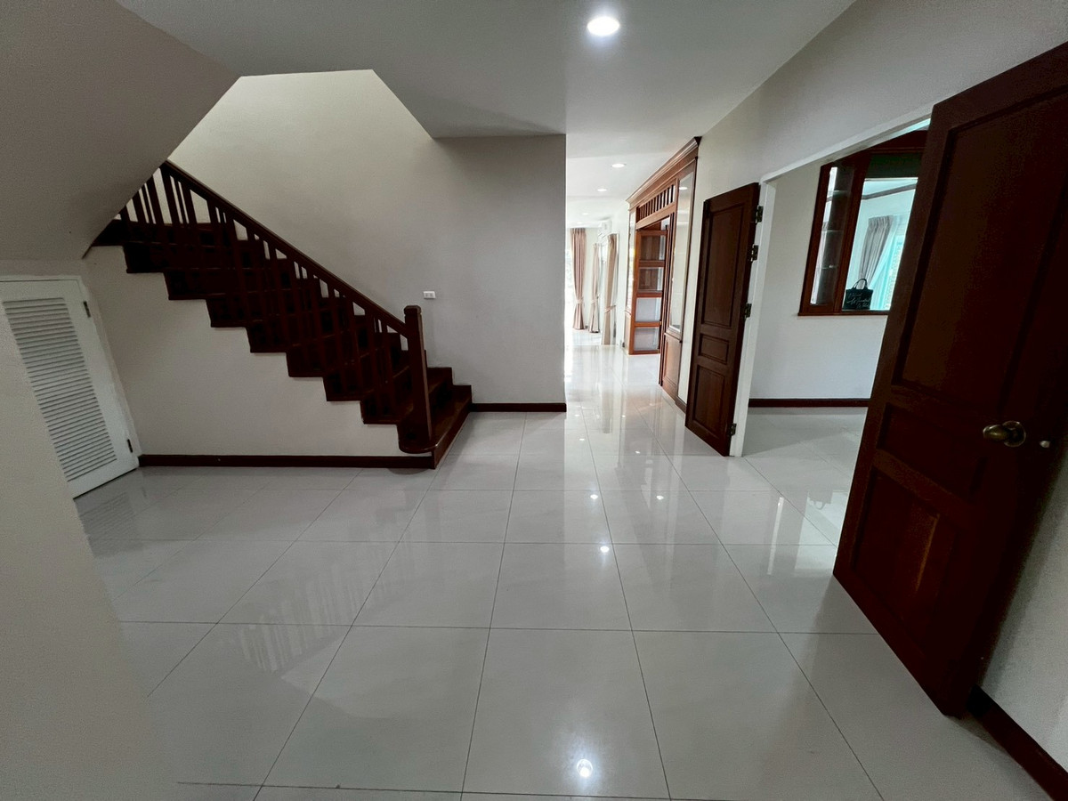 For RentHouseNonthaburi, Bang Yai, Bangbuathong : Newly renovated 4-bedroom house on Ratchaphruek Road. 166 sq.wah, located at the beginning of the project.