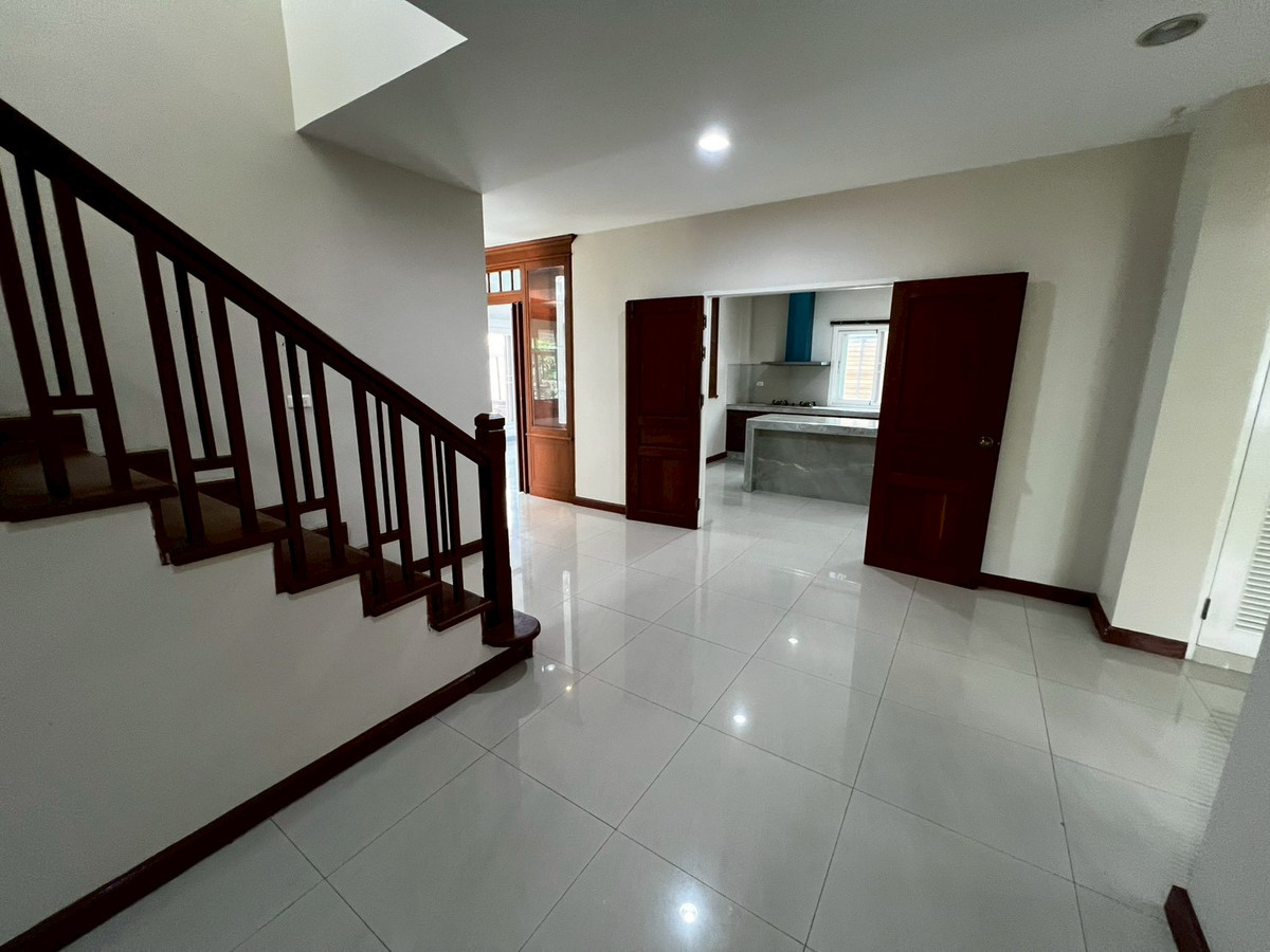 For RentHouseNonthaburi, Bang Yai, Bangbuathong : Newly renovated 4-bedroom house on Ratchaphruek Road. 166 sq.wah, located at the beginning of the project.