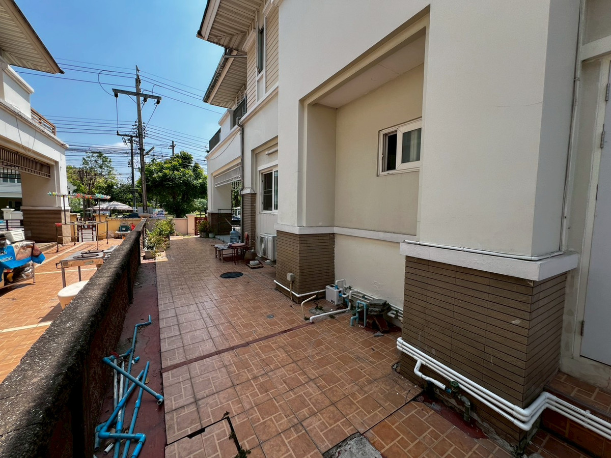 For RentHouseNonthaburi, Bang Yai, Bangbuathong : Newly renovated 4-bedroom house on Ratchaphruek Road. 166 sq.wah, located at the beginning of the project.