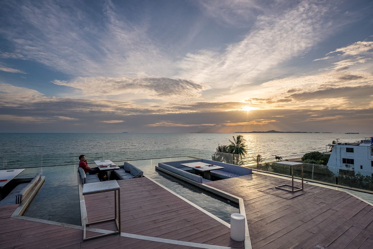 CondoPattaya, Bangsaen, Chonburi : Low sale, luxury condo capital, private beach, Wirada Hotel, 1 bedroom, corner room, sea view, middle floor with furniture