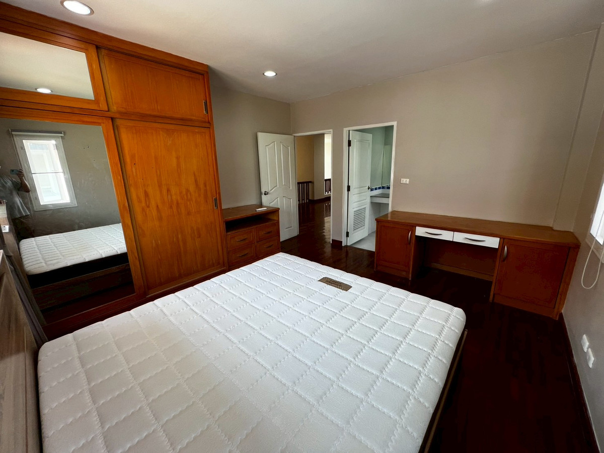 For RentHouseNonthaburi, Bang Yai, Bangbuathong : Newly renovated 4-bedroom house on Ratchaphruek Road. 166 sq.wah, located at the beginning of the project.