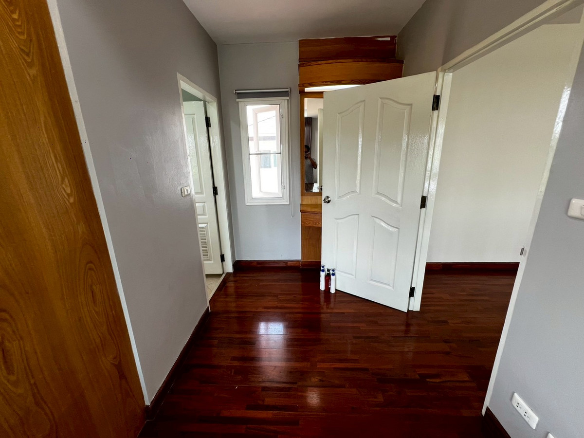 For RentHouseNonthaburi, Bang Yai, Bangbuathong : Newly renovated 4-bedroom house on Ratchaphruek Road. 166 sq.wah, located at the beginning of the project.