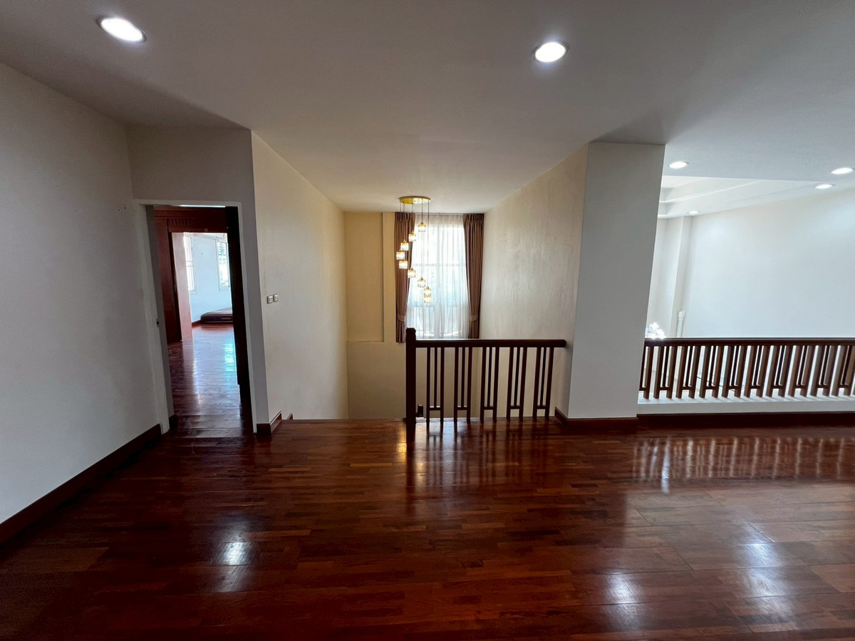 For RentHouseNonthaburi, Bang Yai, Bangbuathong : Newly renovated 4-bedroom house on Ratchaphruek Road. 166 sq.wah, located at the beginning of the project.