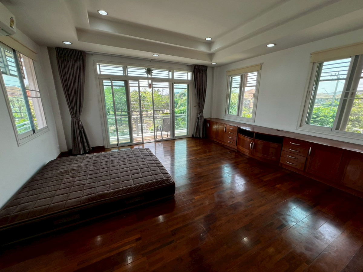 For RentHouseNonthaburi, Bang Yai, Bangbuathong : Newly renovated 4-bedroom house on Ratchaphruek Road. 166 sq.wah, located at the beginning of the project.