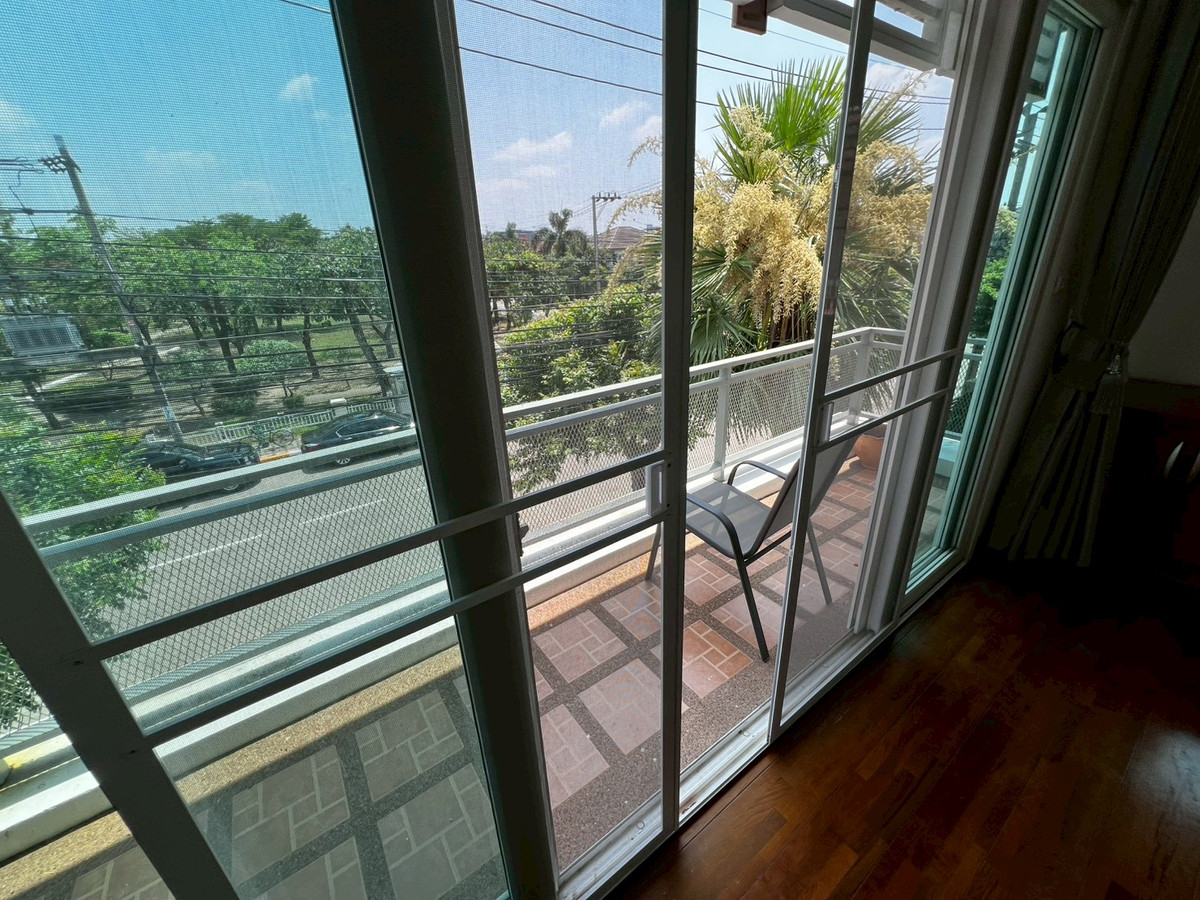 For RentHouseNonthaburi, Bang Yai, Bangbuathong : Newly renovated 4-bedroom house on Ratchaphruek Road. 166 sq.wah, located at the beginning of the project.