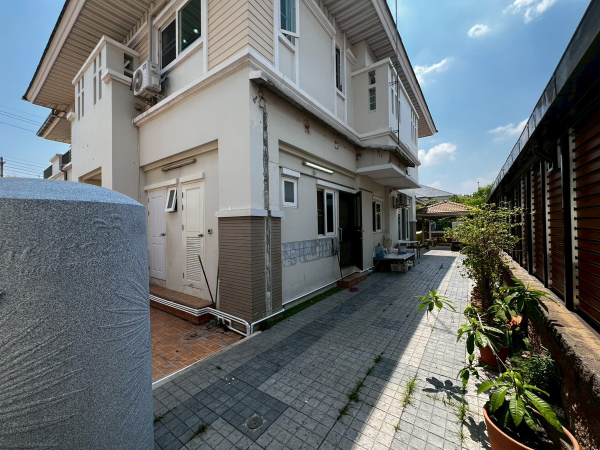 For RentHouseNonthaburi, Bang Yai, Bangbuathong : Newly renovated 4-bedroom house on Ratchaphruek Road. 166 sq.wah, located at the beginning of the project.