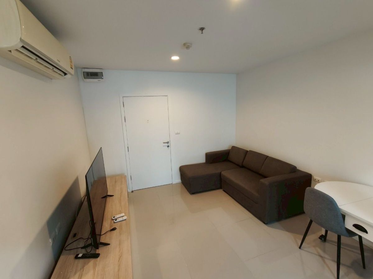 For RentCondoRama9, Petchburi, RCA : Condo, floor 10, Building B with beautiful decorative furniture for rent in Rama 9-Ratchada area, near MRT Rama 9, only 450 meters.