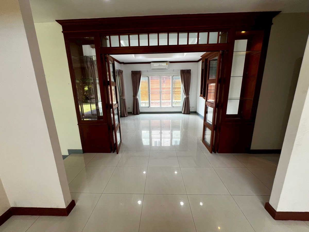 For RentHouseNonthaburi, Bang Yai, Bangbuathong : Newly renovated 4-bedroom house on Ratchaphruek Road. 166 sq.wah, located at the beginning of the project.