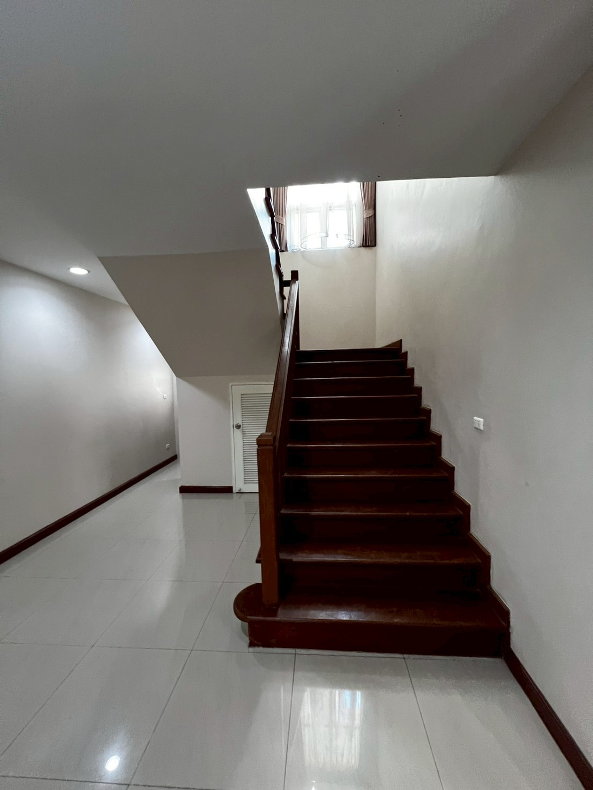 For RentHouseNonthaburi, Bang Yai, Bangbuathong : Newly renovated 4-bedroom house on Ratchaphruek Road. 166 sq.wah, located at the beginning of the project.