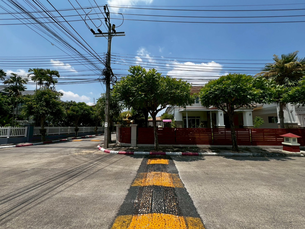 For RentHouseNonthaburi, Bang Yai, Bangbuathong : Newly renovated 4-bedroom house on Ratchaphruek Road. 166 sq.wah, located at the beginning of the project.