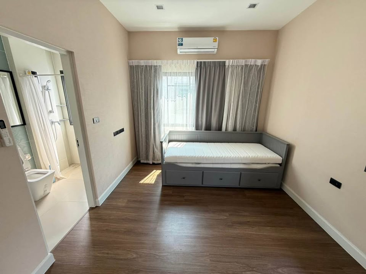 For RentHousePathum Thani,Rangsit, Thammasat : Luxury house in Bang Kadi area, near golf course, Avenue, and Bang Kadi Industrial Park.