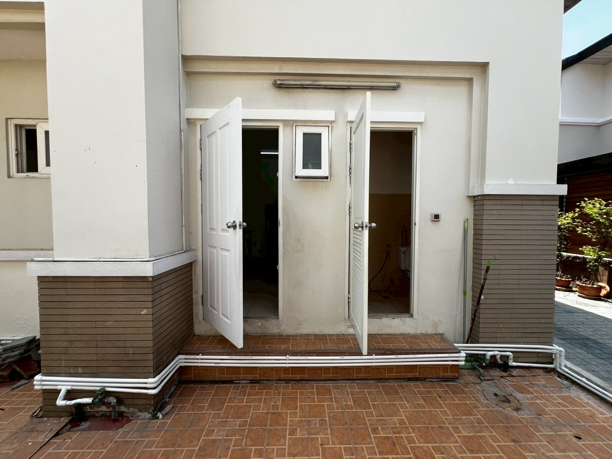 For RentHouseNonthaburi, Bang Yai, Bangbuathong : Newly renovated 4-bedroom house on Ratchaphruek Road. 166 sq.wah, located at the beginning of the project.