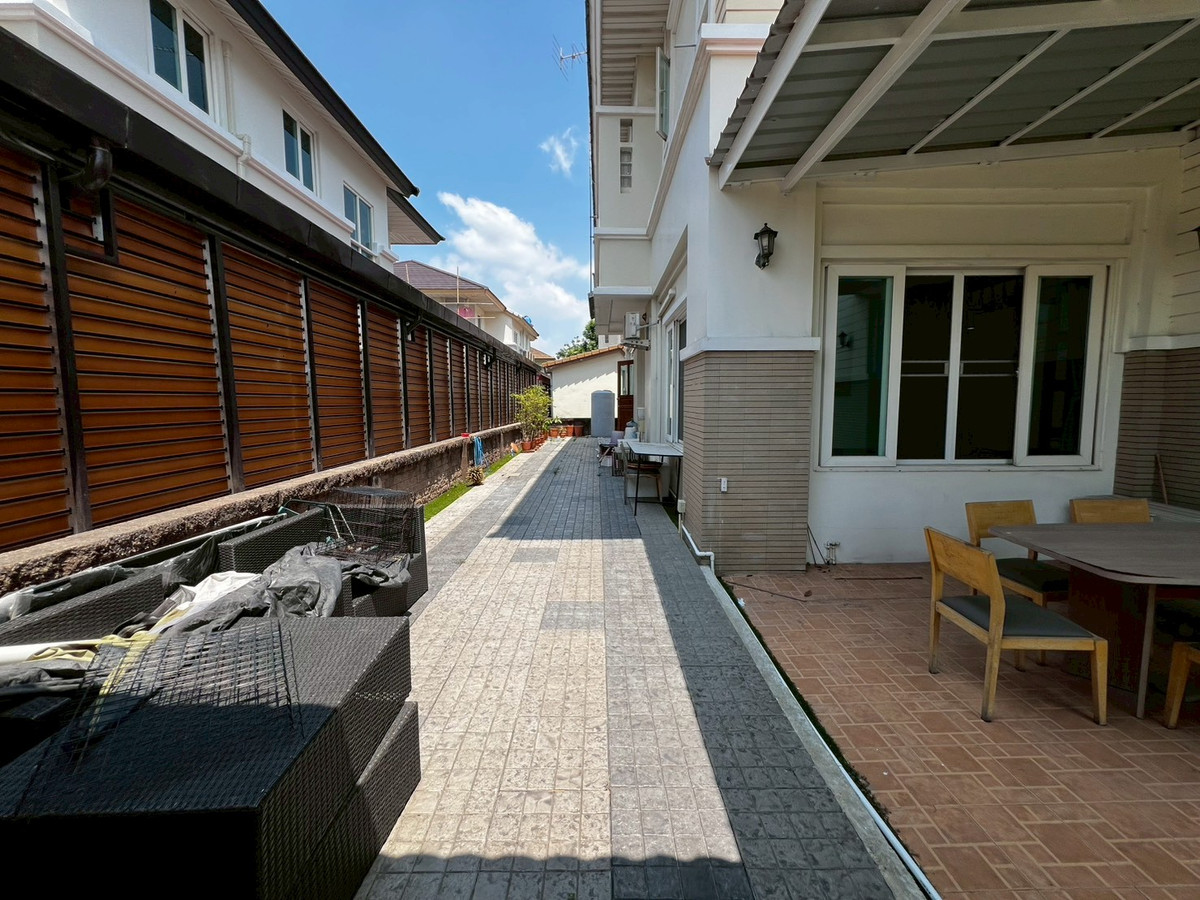 For RentHouseNonthaburi, Bang Yai, Bangbuathong : Newly renovated 4-bedroom house on Ratchaphruek Road. 166 sq.wah, located at the beginning of the project.