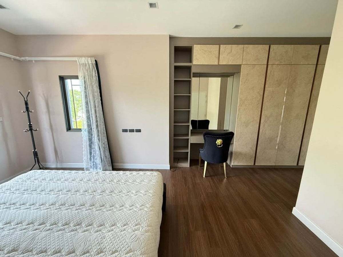 For RentHousePathum Thani,Rangsit, Thammasat : Luxury house in Bang Kadi area, near golf course, Avenue, and Bang Kadi Industrial Park.