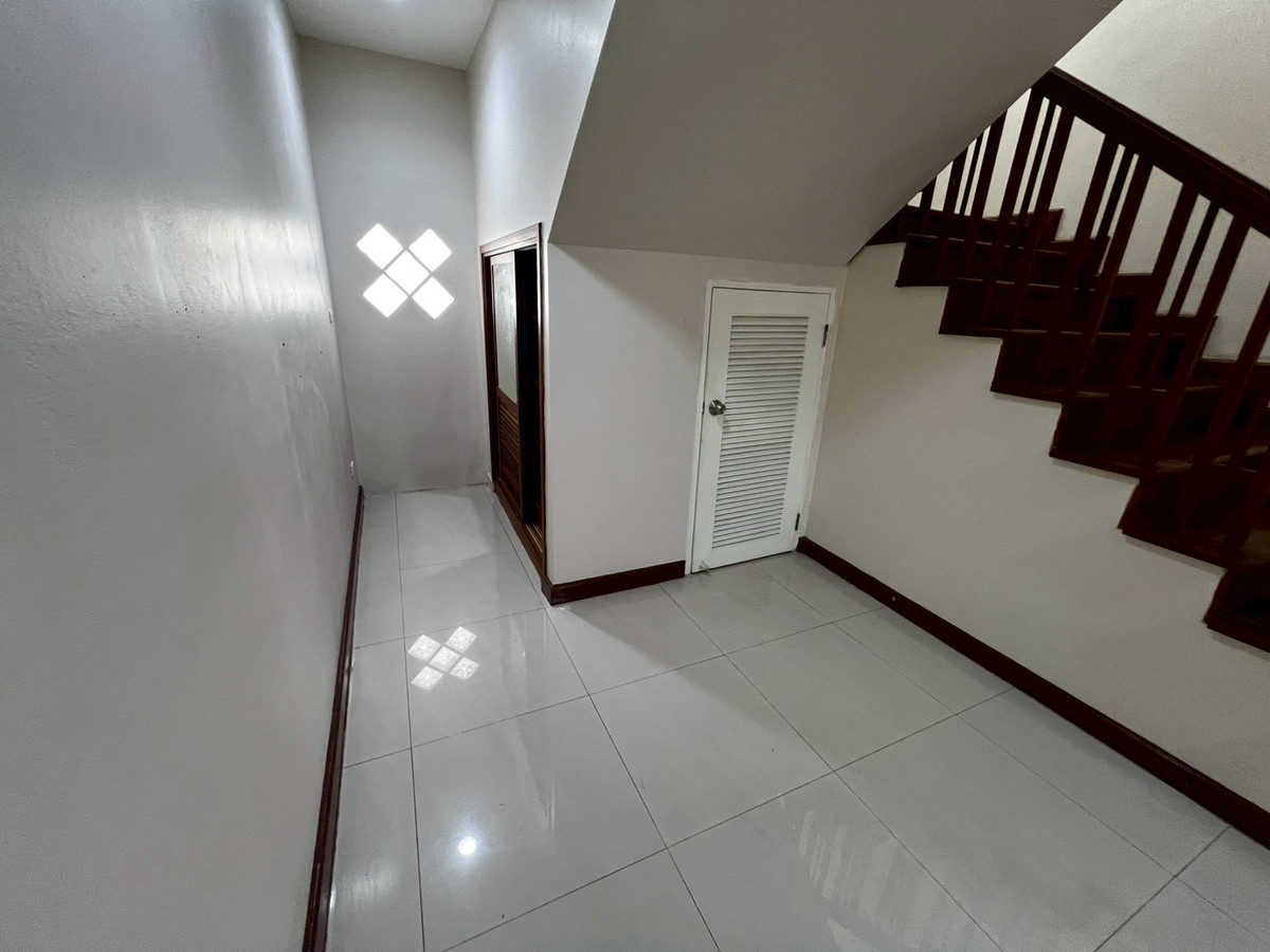 For RentHouseNonthaburi, Bang Yai, Bangbuathong : Newly renovated 4-bedroom house on Ratchaphruek Road. 166 sq.wah, located at the beginning of the project.