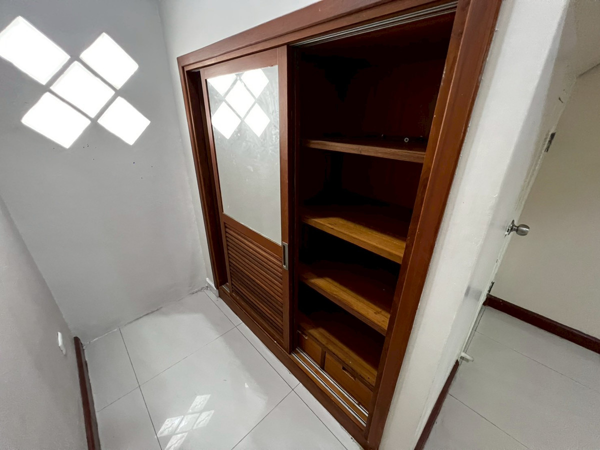 For RentHouseNonthaburi, Bang Yai, Bangbuathong : Newly renovated 4-bedroom house on Ratchaphruek Road. 166 sq.wah, located at the beginning of the project.