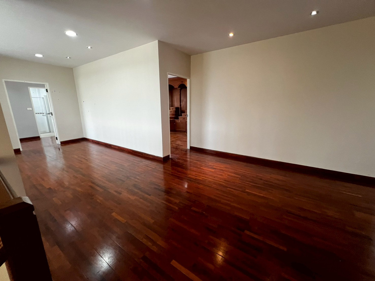 For RentHouseNonthaburi, Bang Yai, Bangbuathong : Newly renovated 4-bedroom house on Ratchaphruek Road. 166 sq.wah, located at the beginning of the project.