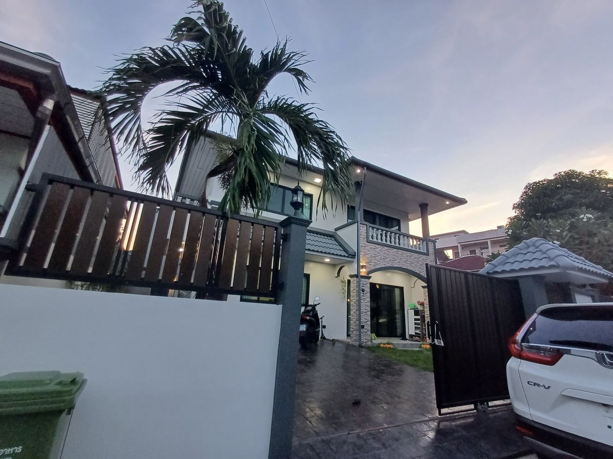 For RentHouseLadkrabang, Suwannaphum Airport : [Rent] The new renovated house is complete with | 4 bedrooms, 4 bathrooms | Chalerm Phrakiat Rama 9 Soi 54 | with electric gate | Rental price 75,000 baht/month