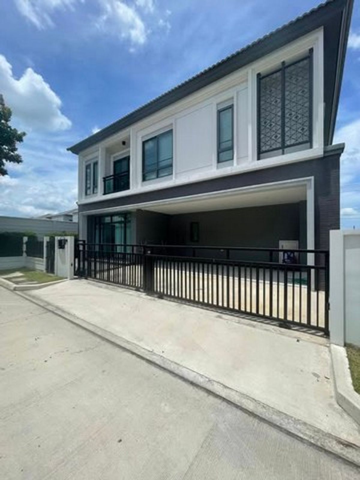 For RentHouseLadkrabang, Suwannaphum Airport : HR2630 Single House for Rent Grand Britannia Village, Rama 9 - Krungthep Kreetha, convenient to travel with