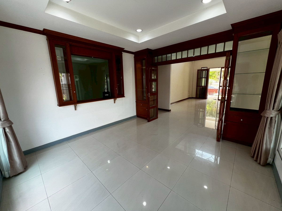 For RentHouseNonthaburi, Bang Yai, Bangbuathong : Newly renovated 4-bedroom house on Ratchaphruek Road. 166 sq.wah, located at the beginning of the project.