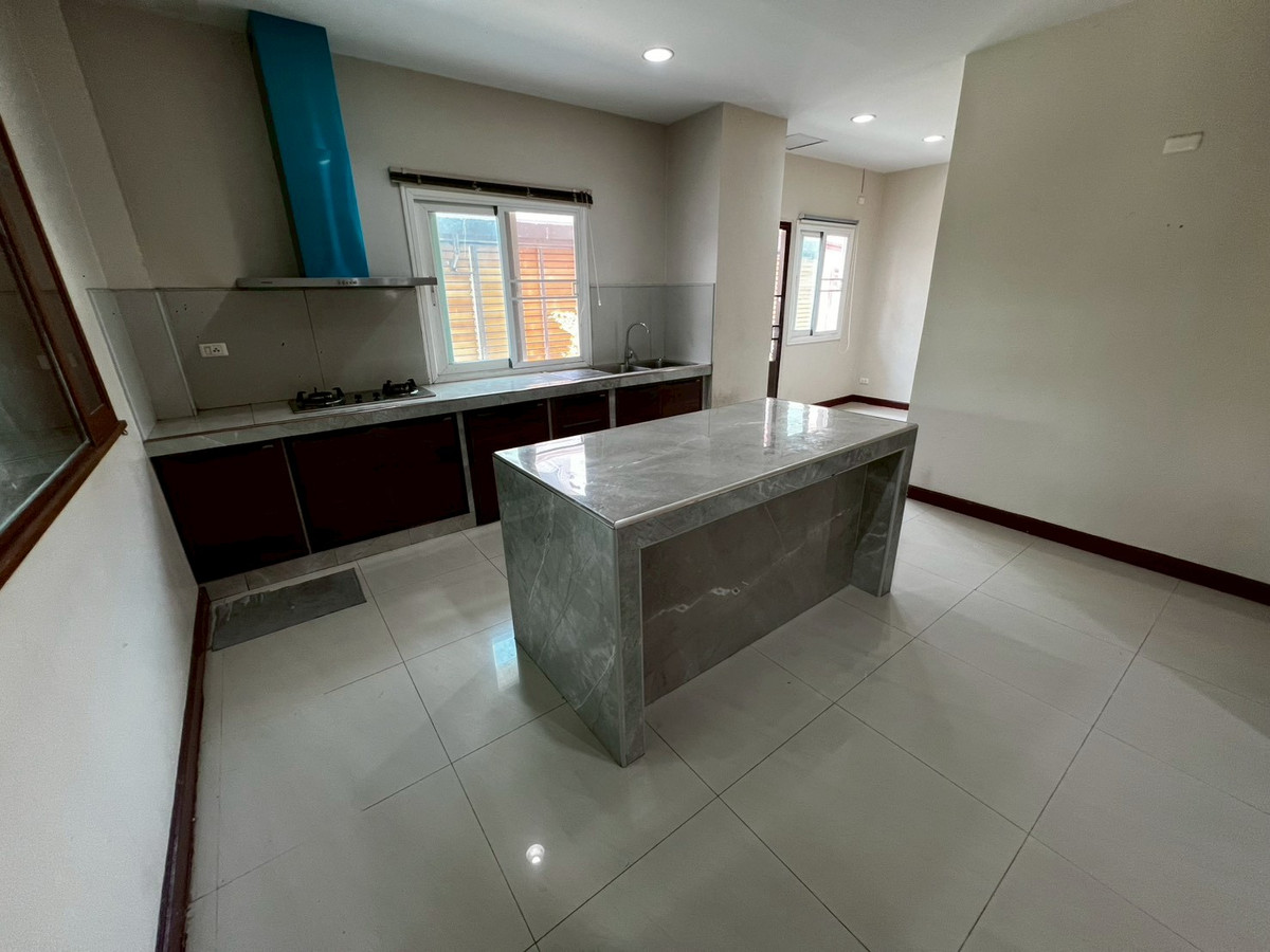 For RentHouseNonthaburi, Bang Yai, Bangbuathong : Newly renovated 4-bedroom house on Ratchaphruek Road. 166 sq.wah, located at the beginning of the project.