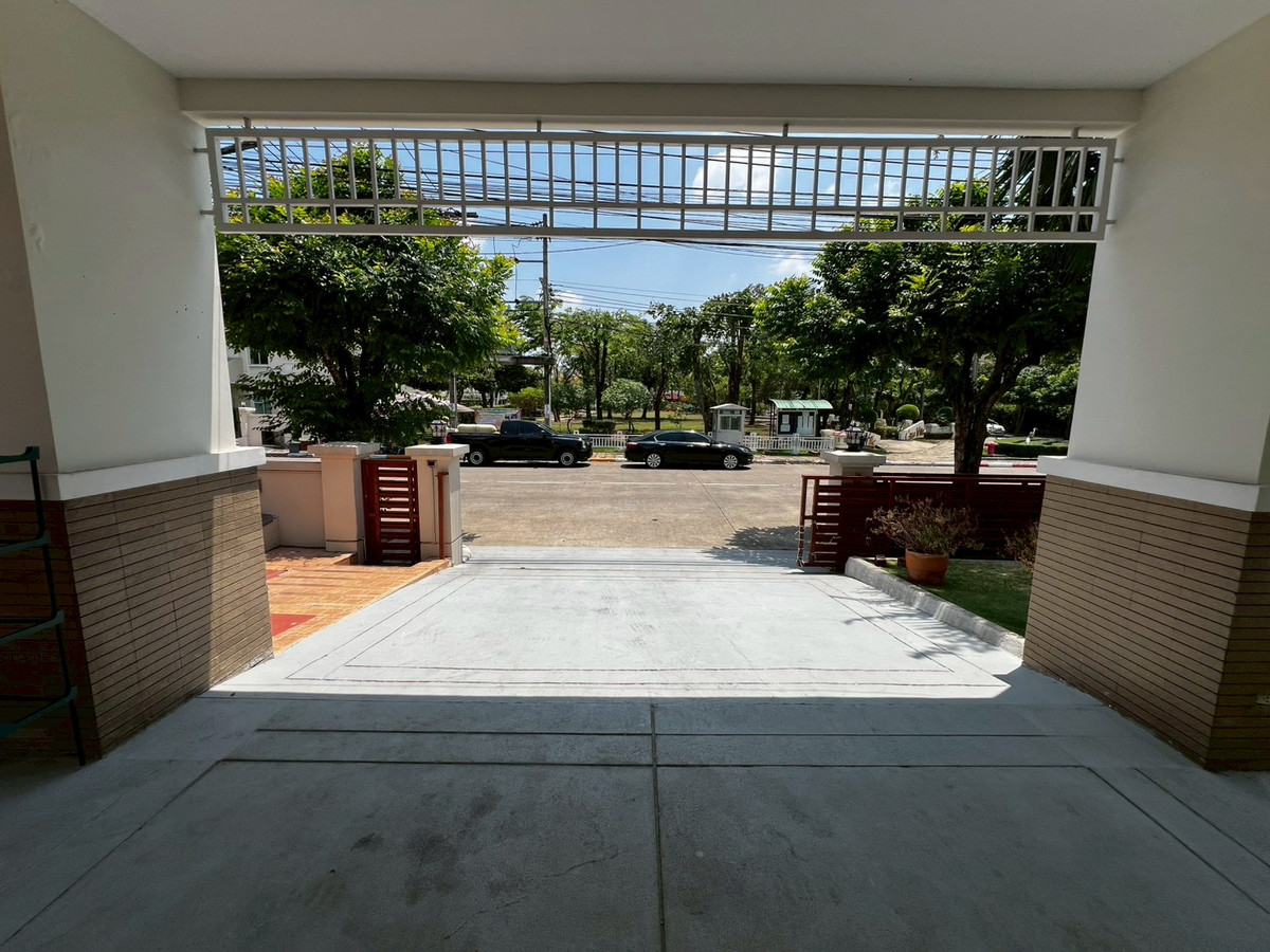 For RentHouseNonthaburi, Bang Yai, Bangbuathong : Newly renovated 4-bedroom house on Ratchaphruek Road. 166 sq.wah, located at the beginning of the project.