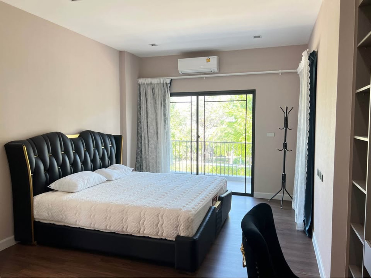 For RentHousePathum Thani,Rangsit, Thammasat : Luxury house in Bang Kadi area, near golf course, Avenue, and Bang Kadi Industrial Park.