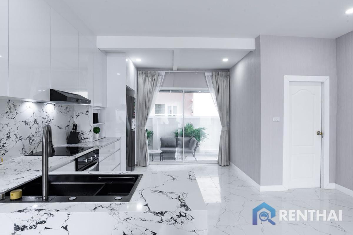 ขายบ้านพัทยา บางแสน ชลบุรี สัตหีบ : สำหรับ ขาย บ้าน 4 ห้องนอน ที่ Baan Fah Rim Haad